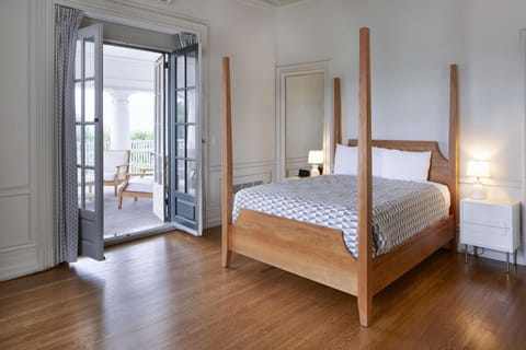 King Mansion Balcony, 1 Queen Bed | Premium bedding, in-room safe, desk, laptop workspace