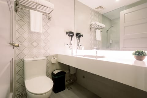 Superior deluxe room | Bathroom | Shower, free toiletries, hair dryer, slippers