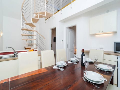 Villa (5 Bedroom Holiday Home with Terrace) | In-room dining