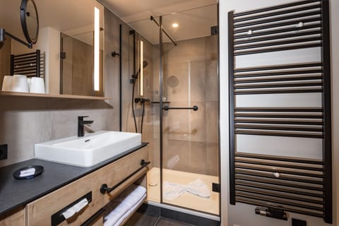 Superior Double Room | Bathroom | Shower, hair dryer, towels