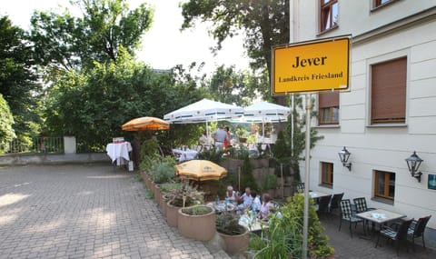 2 restaurants, dinner served, German cuisine