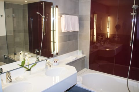 Junior Suite | Bathroom | Free toiletries, hair dryer, towels