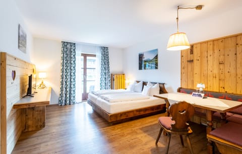 Family Room | Desk, laptop workspace, free WiFi, bed sheets