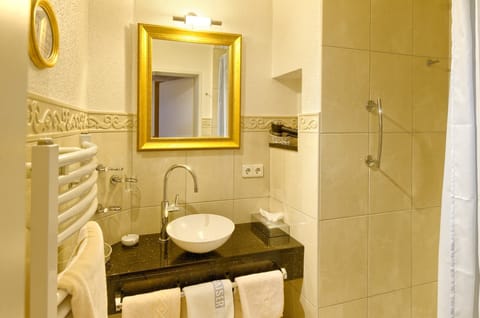 Double Room | Bathroom | Shower, free toiletries, hair dryer, towels
