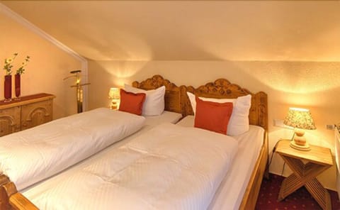 Double Room | Minibar, in-room safe, desk, cribs/infant beds