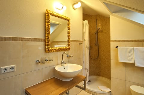Single Room | Bathroom | Shower, free toiletries, hair dryer, towels