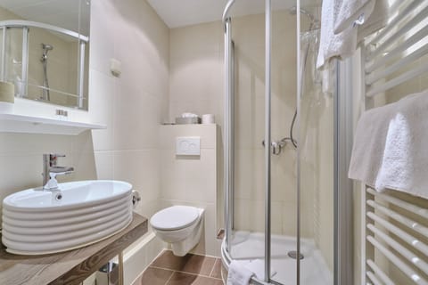 Double Room | Bathroom | Shower, hair dryer, towels