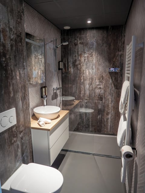 Deluxe Double Room | Free minibar, desk, free WiFi, bed sheets