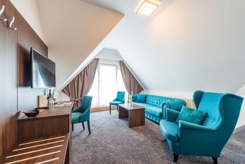 Double Room, Partial Sea View | Hypo-allergenic bedding, in-room safe, soundproofing