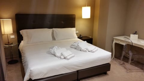 Junior Suite | Premium bedding, in-room safe, desk, blackout drapes