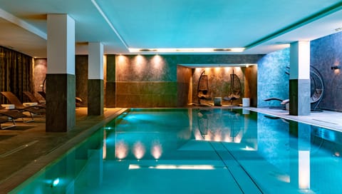 Indoor pool, sun loungers