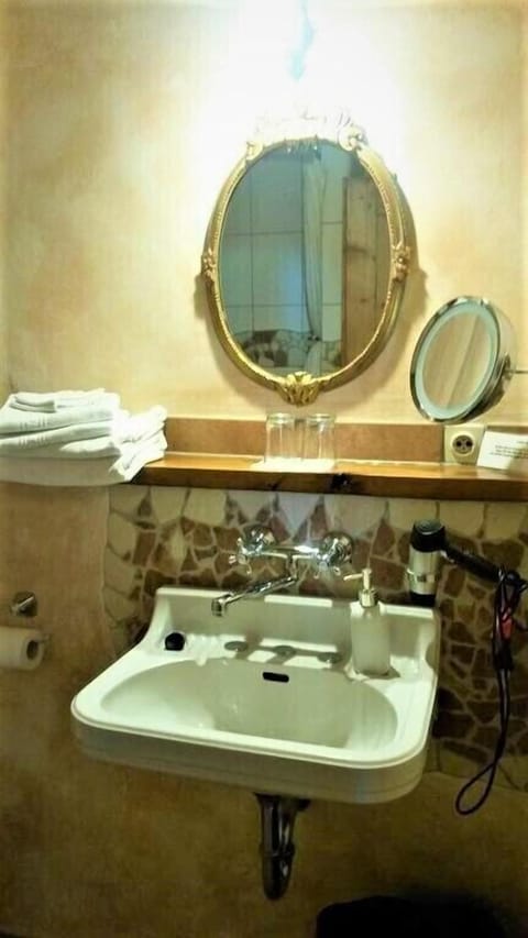 Standard Double Room | Bathroom sink