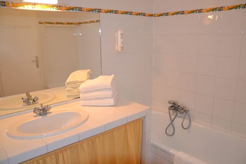 Standard Triple Room | Bathroom | Hair dryer, towels