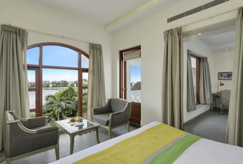 Heritage Lake View Royal Suite with Balcony | Minibar, desk, bed sheets