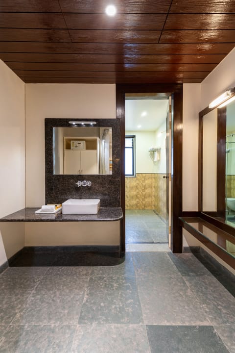 Heritage Family Royal Suite | Bathroom | Shower, free toiletries, hair dryer, bidet