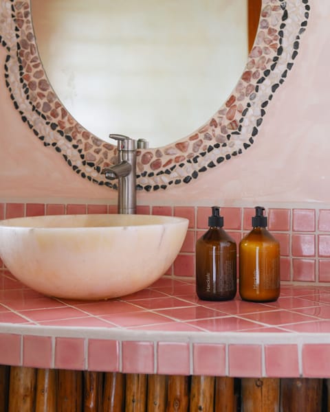 Shower, eco-friendly toiletries, bathrobes, towels