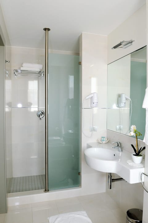 Shower, free toiletries, hair dryer, bidet