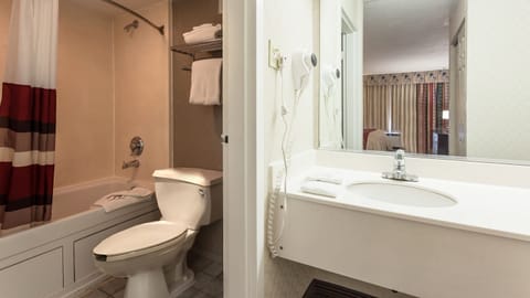 Superior Room, 1 King Bed, Non Smoking | Bathroom | Hair dryer, towels