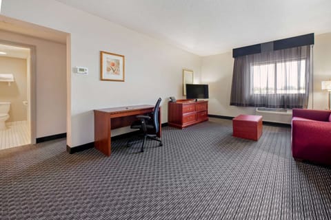 Deluxe Room, 1 King Bed, Non Smoking (Deluxe Executive Room) | Pillowtop beds, desk, blackout drapes, iron/ironing board