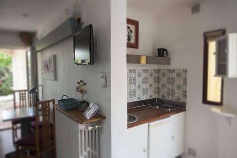 Studio, Kitchenette (3) | Private kitchen | Fridge, coffee/tea maker, electric kettle