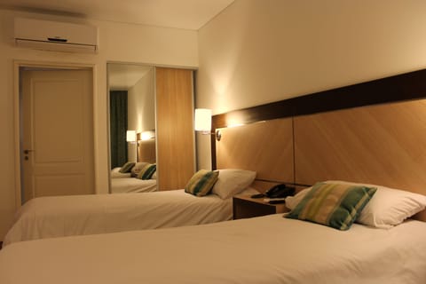 Executive Room | Premium bedding, down comforters, pillowtop beds, minibar