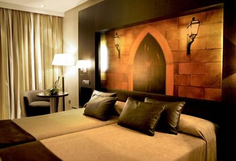 Double Room | Minibar, in-room safe, individually decorated, individually furnished