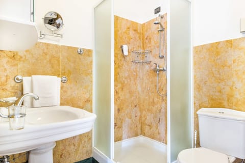 Deluxe Suite | Bathroom | Free toiletries, hair dryer, bidet, towels