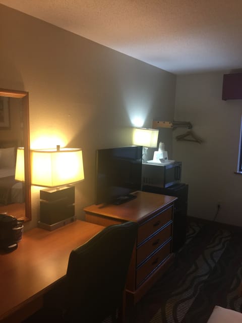 Standard Room, 1 Queen Bed | Desk, blackout drapes, free WiFi, bed sheets