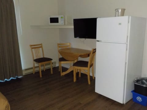 Efficiency, Suite, 2 Queen Beds, Non Smoking, Kitchen | In-room dining