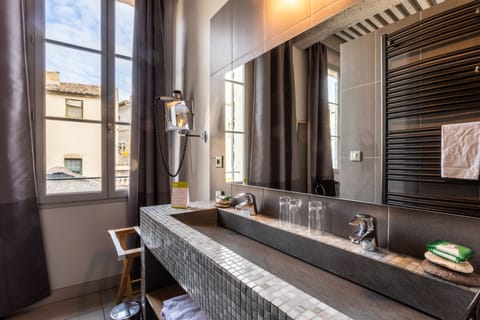 Deluxe Triple Room | Bathroom | Eco-friendly toiletries, hair dryer, bathrobes, towels