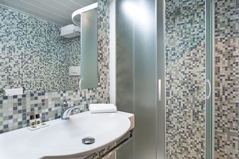 Standard Single Room, Non Smoking | Bathroom amenities | Shower, hair dryer, bidet, towels