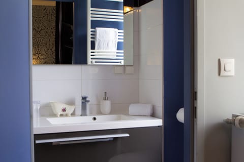 Suite (2nd Floor) | Bathroom | Hair dryer, towels