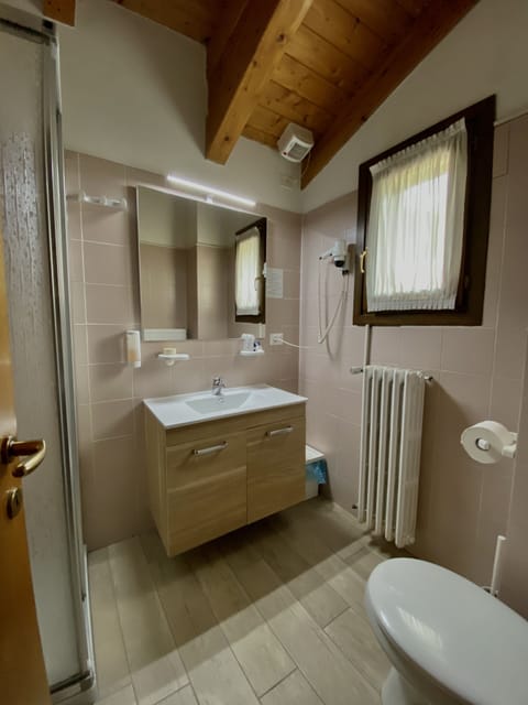 Shower, free toiletries, hair dryer, bidet