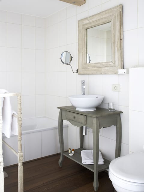 Double Room | Bathroom | Free toiletries, hair dryer, bathrobes, towels