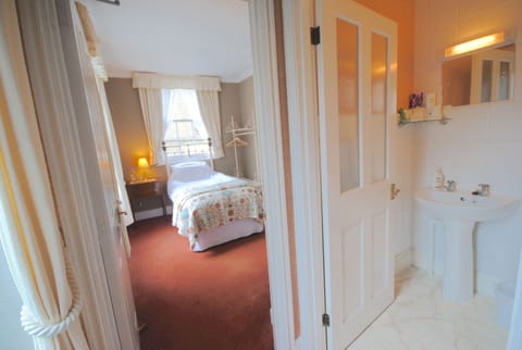 Chartwell Single Room | Bathroom | Shower, free toiletries, hair dryer, bathrobes