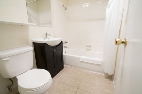 Standard Room, 2 Double Beds | Bathroom | Combined shower/tub, towels