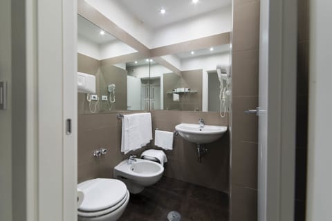 Double Room Single Use | Bathroom | Free toiletries, bidet, towels