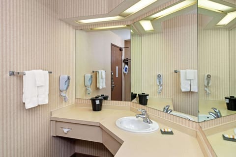 Combined shower/tub, eco-friendly toiletries, hair dryer, towels