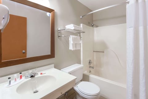 Combined shower/tub, free toiletries, hair dryer, towels