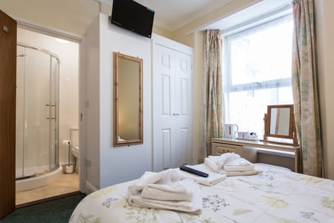 Double Room (Small) | Individually decorated, individually furnished, free WiFi