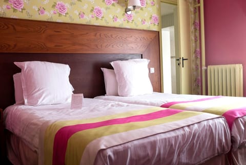 Standard Twin Room | Desk, free WiFi, bed sheets