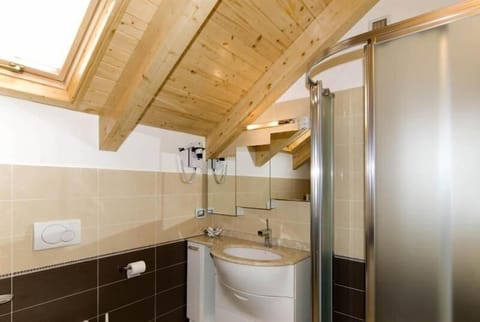 Jetted tub, rainfall showerhead, free toiletries, hair dryer