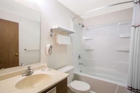 Combined shower/tub, free toiletries, hair dryer, towels