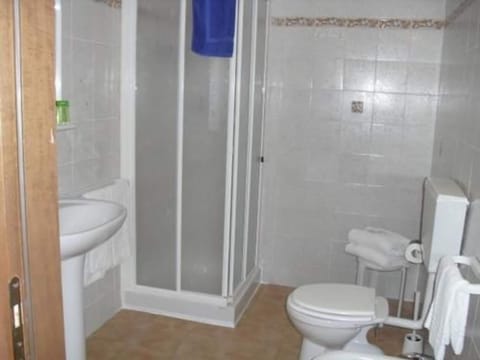 Double Room | Bathroom | Shower, eco-friendly toiletries, hair dryer, bidet