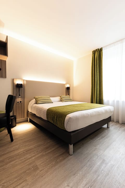 Superior Room, 1 Queen Bed, Mobility Accessible, Air conditioning | Individually decorated, individually furnished, desk, blackout drapes