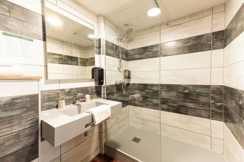 Classic Quadruple Room | Bathroom | Towels, soap, toilet paper