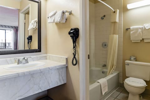 Combined shower/tub, deep soaking tub, free toiletries, towels