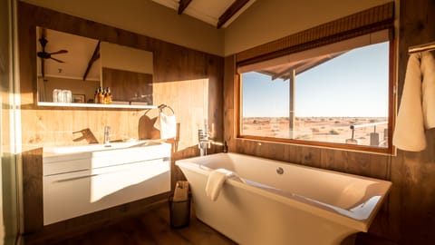 Dune Exclusive Chalet  | Bathroom | Deep soaking tub, towels