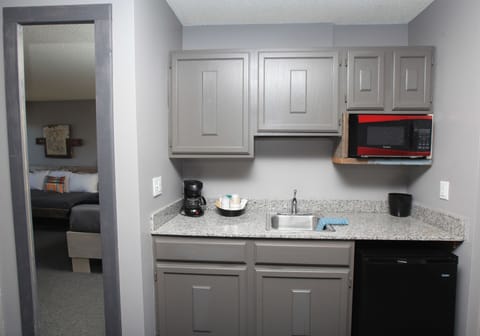 Sugar Babies 2 King Beds, Twin, Kitchenette | Private kitchenette | Fridge, microwave, coffee/tea maker