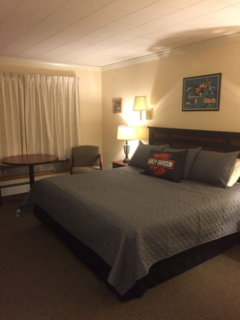 King Room in Motel | Individually decorated, individually furnished, free WiFi, bed sheets